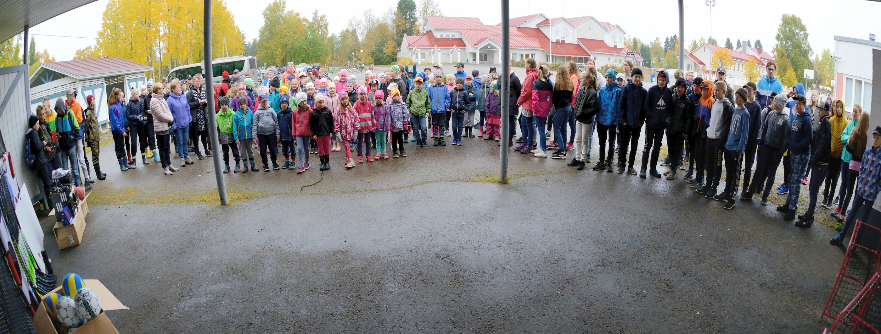 Oppilaat olivat mukana, kun liikuntavälinehankintoja esiteltiin pankin edustajalle.