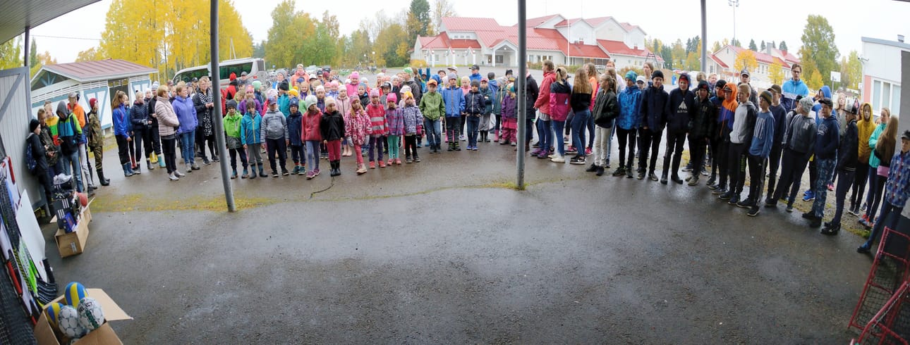 Oppilaat olivat mukana, kun liikuntavälinehankintoja esiteltiin pankin edustajalle.