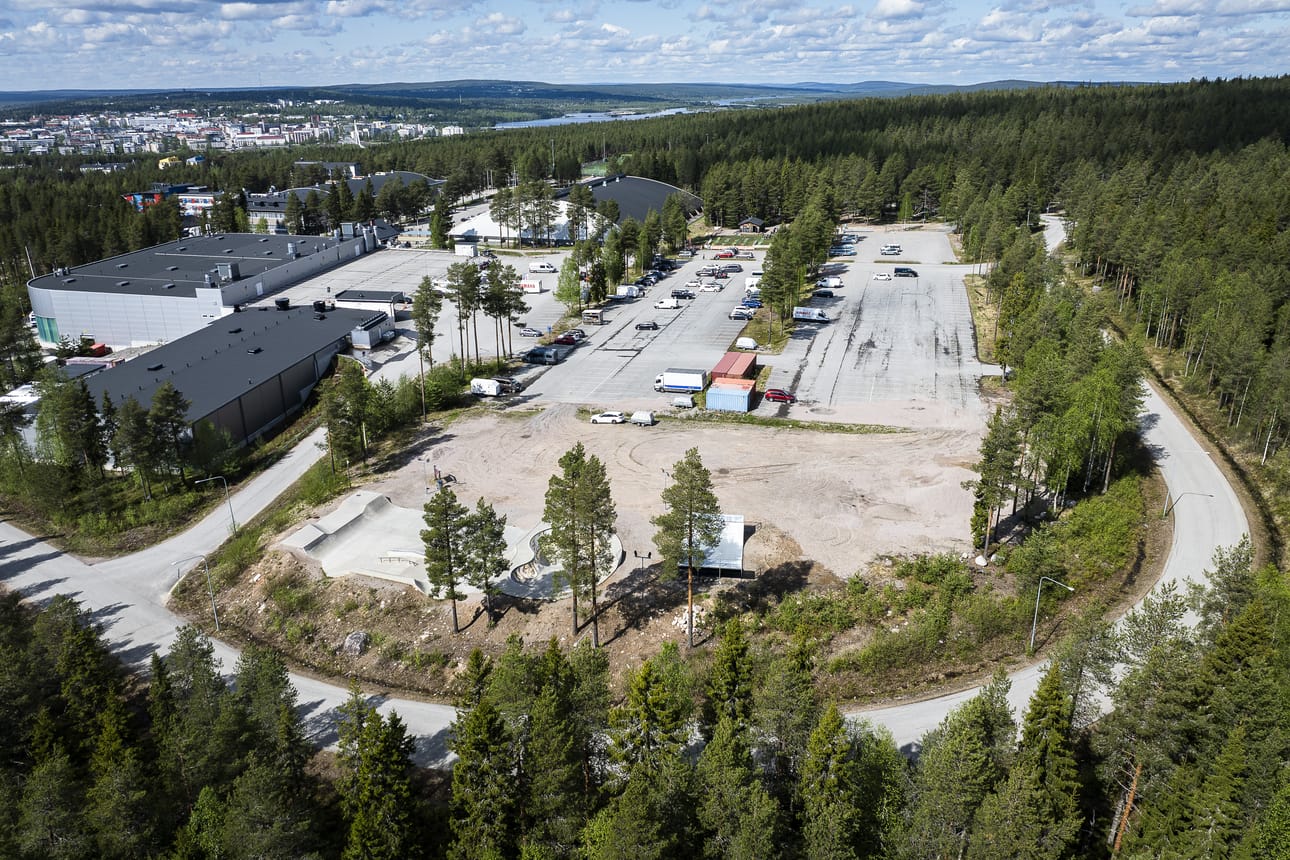 Sivistyslautakunta toivoo, että Ounasvaaran lukion rakentamista tasamaatontille selvitettäisiin. Tilajaoston äänestyksessä hävinnyt paikka sijaitsee Lappi-Areenan parkkipaikalla. Paikka on aiemmin kaavoitettu uimahallille, mutta se rakennetaankin linja-autoaseman viereen.