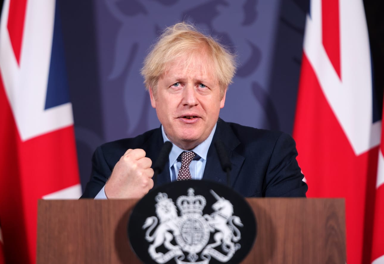 Britannian pääministeri Boris Johnson käski kansalaisia pysymään kotona, sillä maan koronatilanne pahenee.