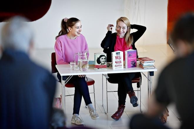 Abiturientti Laura Levä kertoi omista lukusuosituksistaan sunnuntaina Seinäjoen Apila-kirjastossa. Keskustelua johdatti toimittaja Kirsi Haapamatti. KUVAT: TOMI KOSONEN