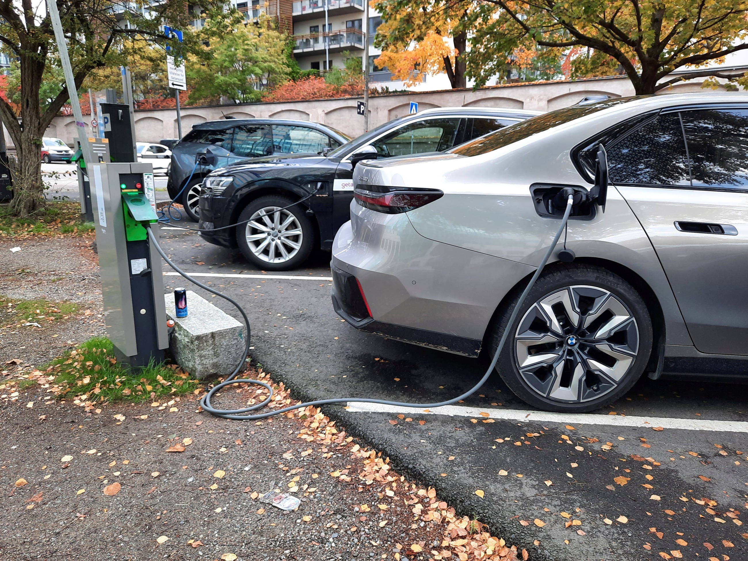 Sähköautoja on nyt Norjassa enemmän kuin bensiinikäyttöisiä.