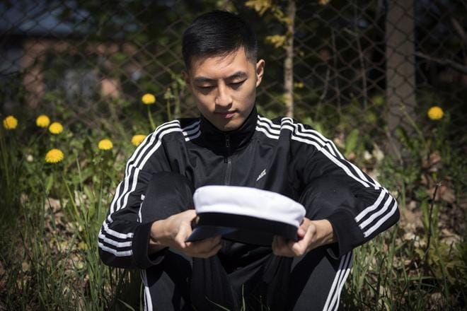 Otto Gao ei juhli ylioppilastutkintoaan, sillä hänen sukunsa asuu Kiinassa. Hän kertoo päntänneensä kauppatieteellisten pääsykokeisiin koko kevään. Tähtäimessä on Tampereen yliopisto. KUVA: JARNO PELLINEN