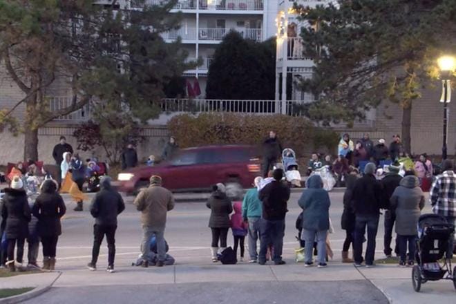 Auto ajoi kulkueen joukkoon Waukeshan kaupungissa, Wisconsinissa. Facebook live streaming of the City of Waukesha. Kuva: Lehtikuva, AFP PHOTO, Waukeshan kaupunki.