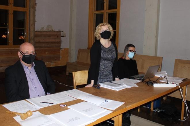 Kaupunginjohtaja Minna Nikander selosti torstai-iltana budjettiesitystä valtuutetuille vierellään puheenjohtaja Kari Häggblom (sd.) ja hallintojohtaja Margit Kaseva. KUVA: TAUNO RIIHILUOMA