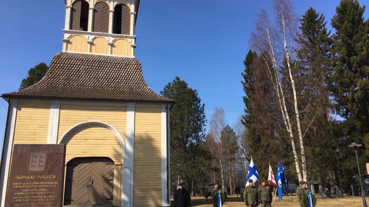 Kansallista veteraanipäivää juhlittiin lakeudella – katso video kunniakäynniltä Limingan sankarihaudalla