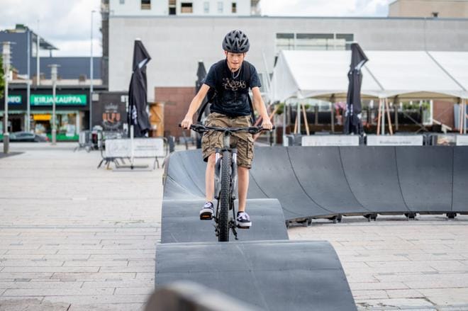 Seinäjokelainen Tuukka Käkelä kuuli Kauppatorin uudesta pumptrack-radasta isältään. Kuvat: Elena Mikkilä