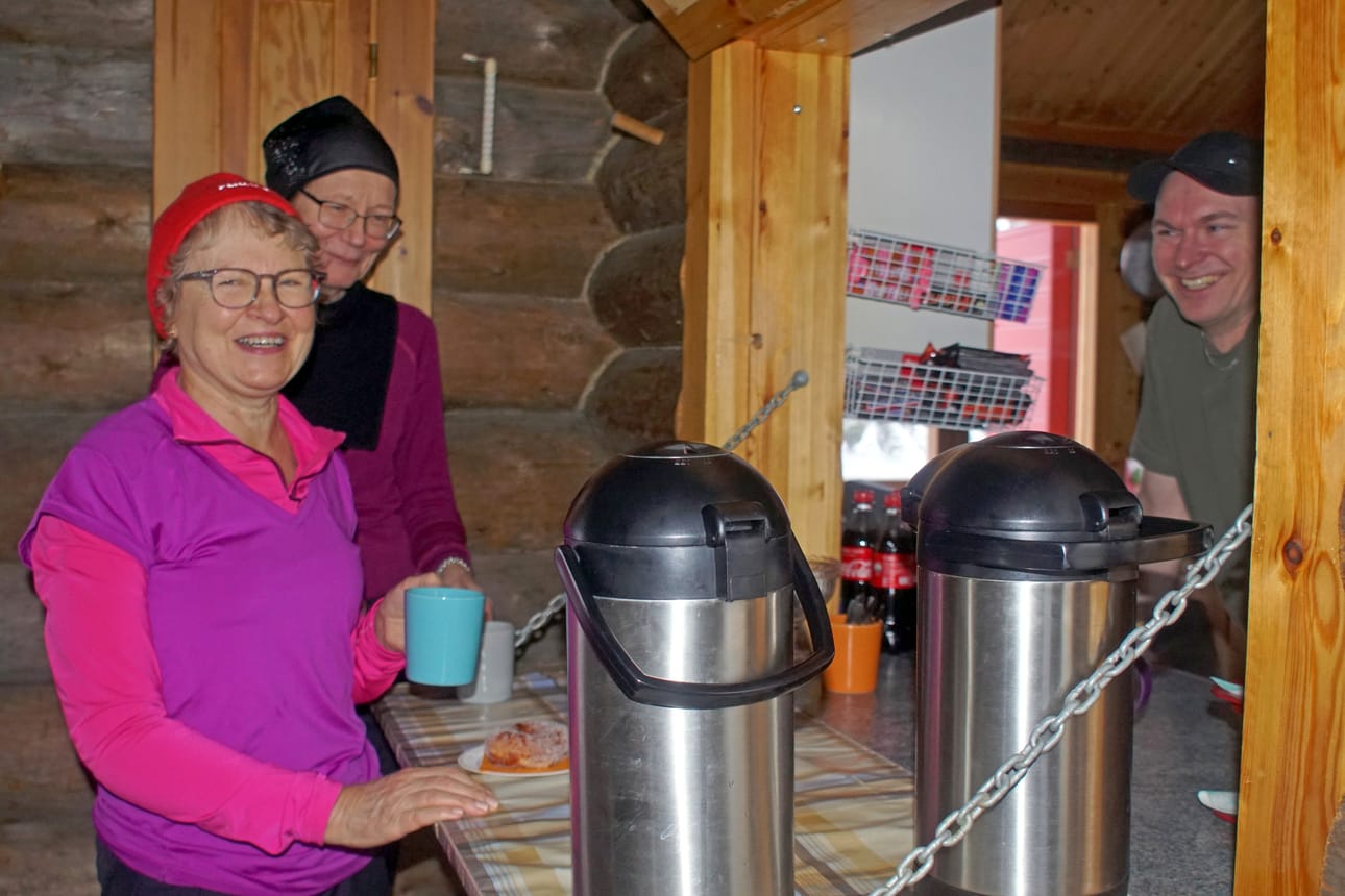 Kahvit ja munkit maistuivat omien eväiden päälle Sari Ahoselle (vasemmalla) ja Eija Tenhuselle. He olivat Tommi Pintamo-Kenttälän tämän kauden ensimmäiset asiakkaat.