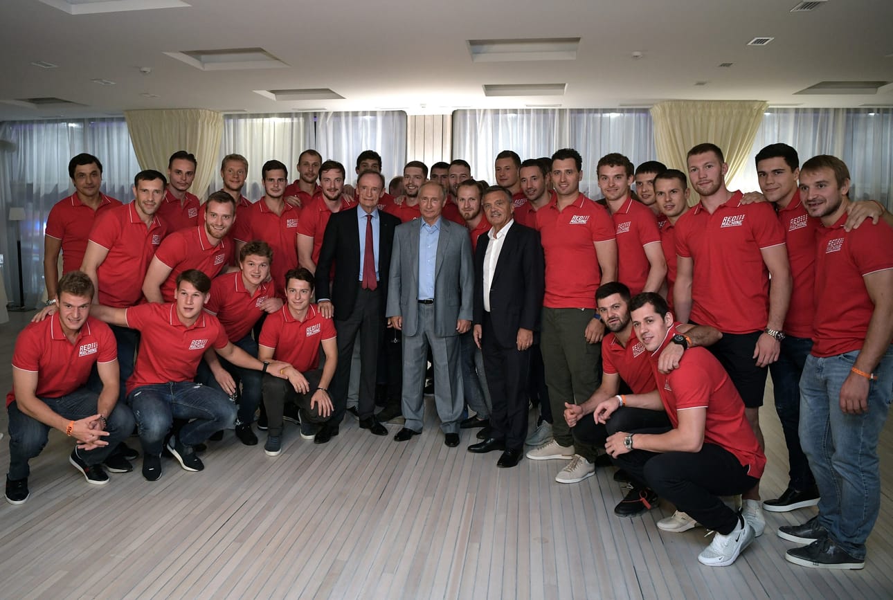 Vladimir Putin kokosi hyväntekeväisyysottelun punaisen joukkueen pelaajat ryhmäkuvaan kanssaan. Tamperelainen NHL-tähti, Florida Panthersin Aleksander Barkov on kuvassa äärimmäisenä vasemmalla.