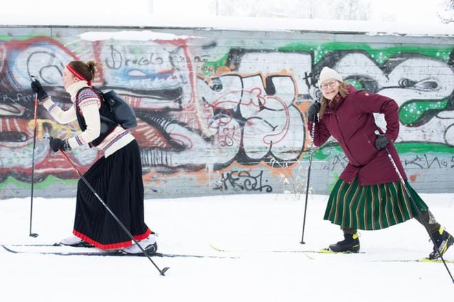 Kansallispukuhiihto Hietalahdessa herätti viime talvena huomiota ja muuttui valtakunnalliseksi some-ilmiöksi. Vauhdissa Pauliina Pääkkönen ja Riikka Paakkunainen. Kuva: Katja Lösönen