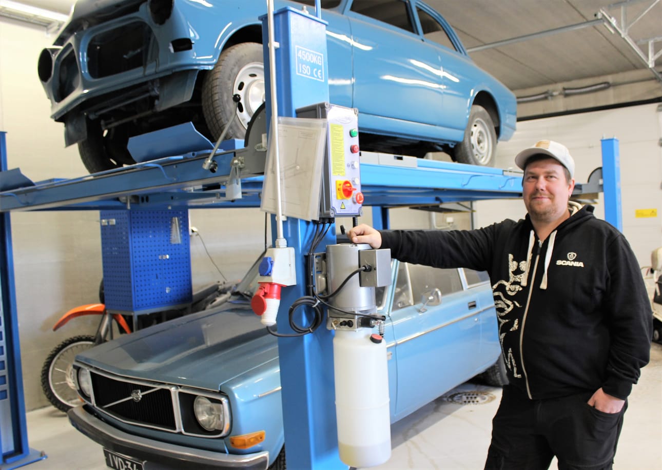 Petri Haavisto entisöi uudessa isossa hallissaan paitsi raskasta kalustoa, myös vanhoja autoja. Jälkimmäiset ovat usein Volvoja. Yläpukilla vuosimallin 1969 Volvo Amazon, alempana uudempi 142 Sport. Niin sanottu ”Pyhimys-Volvo” olisi Haaviston unelma.