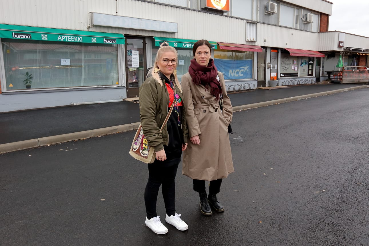 Milja Salmela ja Niina Nuorala avaavat vajaan kuukauden kuluttua uudenlaisen ekologisen liiketilan entisiin apteekin tiloihin.