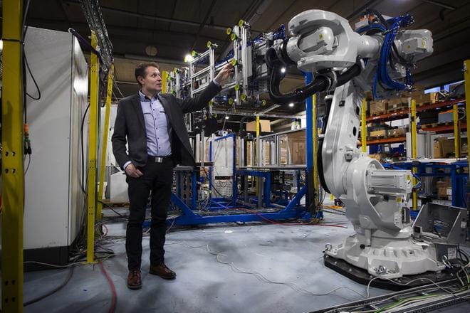 Vaasalaisen Co-Automation toimitusjohtajan Sami Kiviojan mukaan valmistavassa teollisuudessa robotiikka lisääntyy nykyisestä kymmenestä prosentista 30 prosenttiin vajaan kymmenen vuoden aikana. KUVAT: JARNO PELLINEN