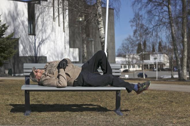 Jaakko Aho oikaisee upouudelle penkille. Hän vaati aloitteella vanhuksille huilauspaikkoja jo vuonna 2018. KUVAT: JOHANNA KATAJA