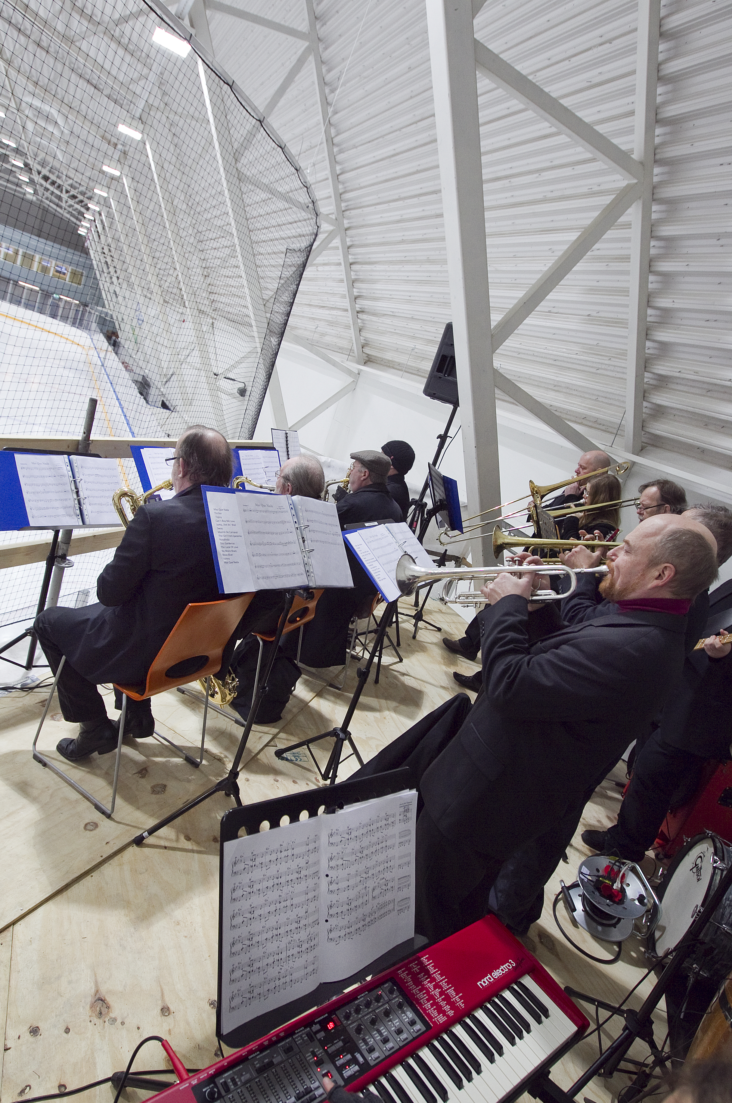 Jäähallin avajaisissa esiintyi 14-henkinen The Mas Que Nada -stageband.