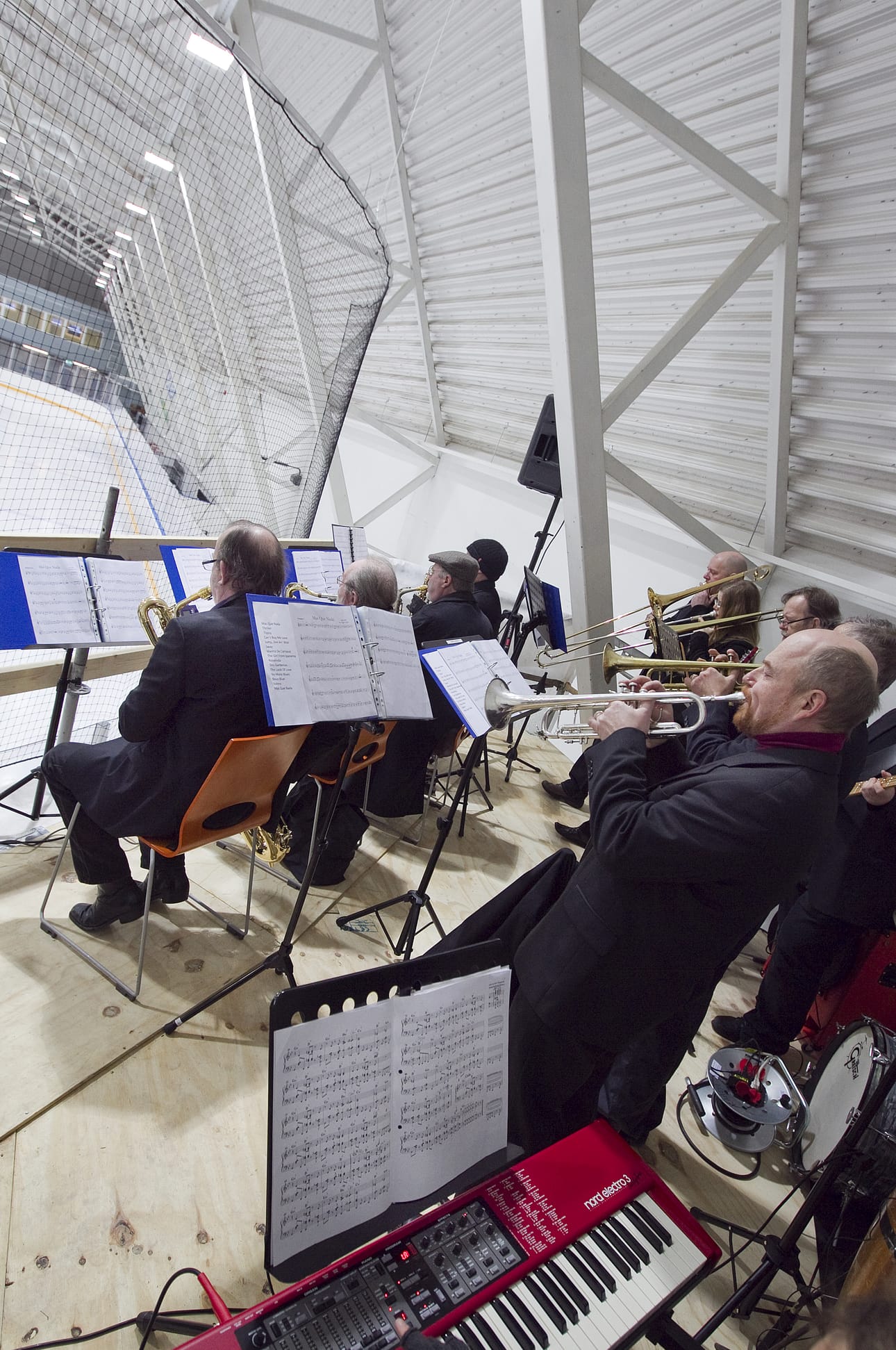Jäähallin avajaisissa esiintyi 14-henkinen The Mas Que Nada -stageband.