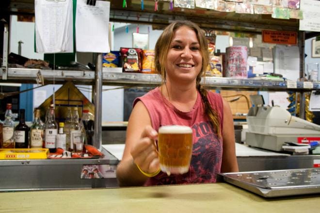 Australialainen dokumentti kahdesta suomalaisesta nuoresta naisesta, jotka reppureissaavat Kaukoidässä ja päätyvät rahattomina töihin Australian takamailla rähjäisten kaivosmiesten keskelle. KUVA: Yle kuvapalvelu