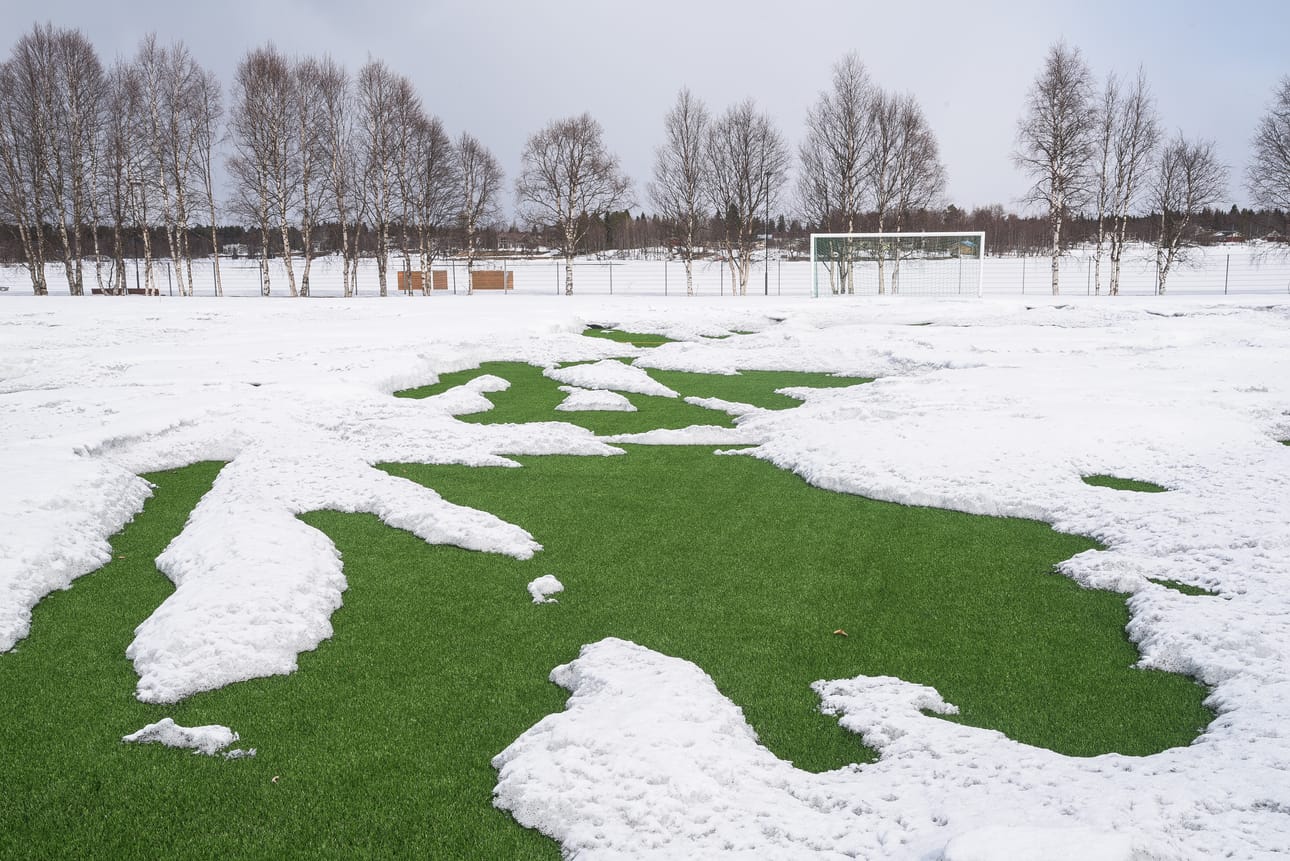 Kuusamon urheilukentällä jo hieman vihersi eilen torstaina. Viikon kuluttua lumen pitäisi olla kokonaan pois kenttäalueelta, jotta FC PaKa pääsee avaamaan kotikauden alkuperäisen suunnitelman mukaan.