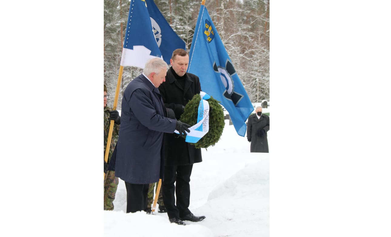 Hannu Ristaniemi ja Veli Suvanto laskivat seppeleen. Nauhassa luki: vapaussoturien muistoa kunnioittaen, kotiseutu.