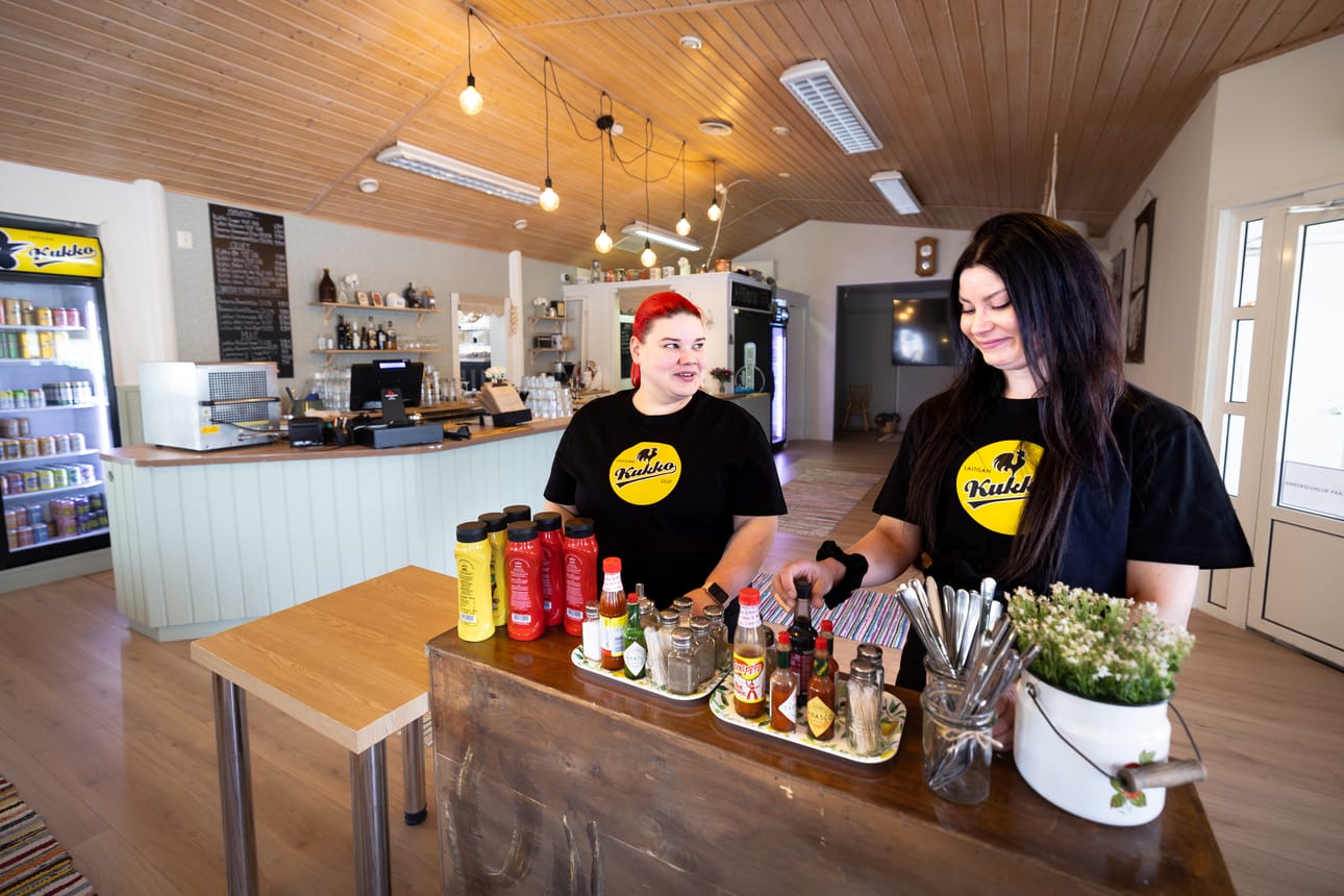 Ravintola Tanelin tuoreet yrittäjät Pirjo Lintula (vasemmalla) ja Maria Rintaniemi ovat pyrkineet viestimään somessa, että uudistettu ravintola on sisustuksesta ja ruokalistasta lähtien nimenomaan lapsiperheille suunnattu.
