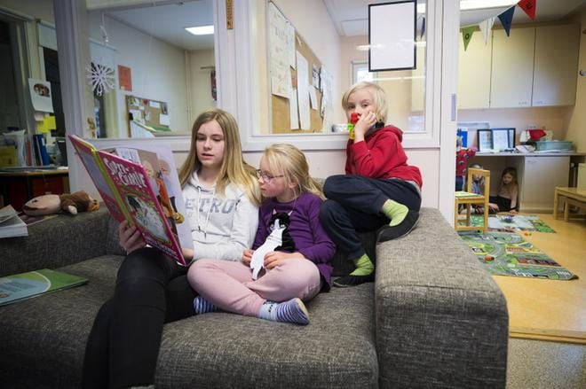 Päiväkotiharjoittelija Amanda Örn luki torstaina satuja Veikkaalan päiväkodissa päivähoidossa käyville Greta Nilssonille ja Wiljam Skogille. Mustasaarelaisen päiväkodin uudet esikoululaiset menevät syksyllä hoitoon Koivulahden oppimiskeskukseen. Tällä hetkellä Veikkaalassa on kahdeksan esikoululaista. Ensi syksynä heitä on vain neljä. KUVAT: JARNO PELLINEN