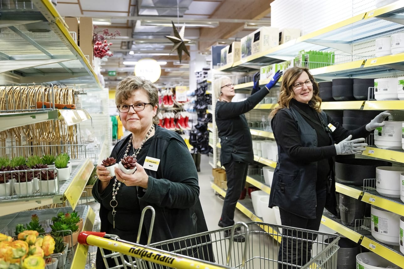 Anna-Maija Ojanperä, Sirpa Nurmela ja taustalla Anne Luiro ovat pyyhkäisseet joulun pois hyllyiltä ja vaihtavat kevättä tilalle.