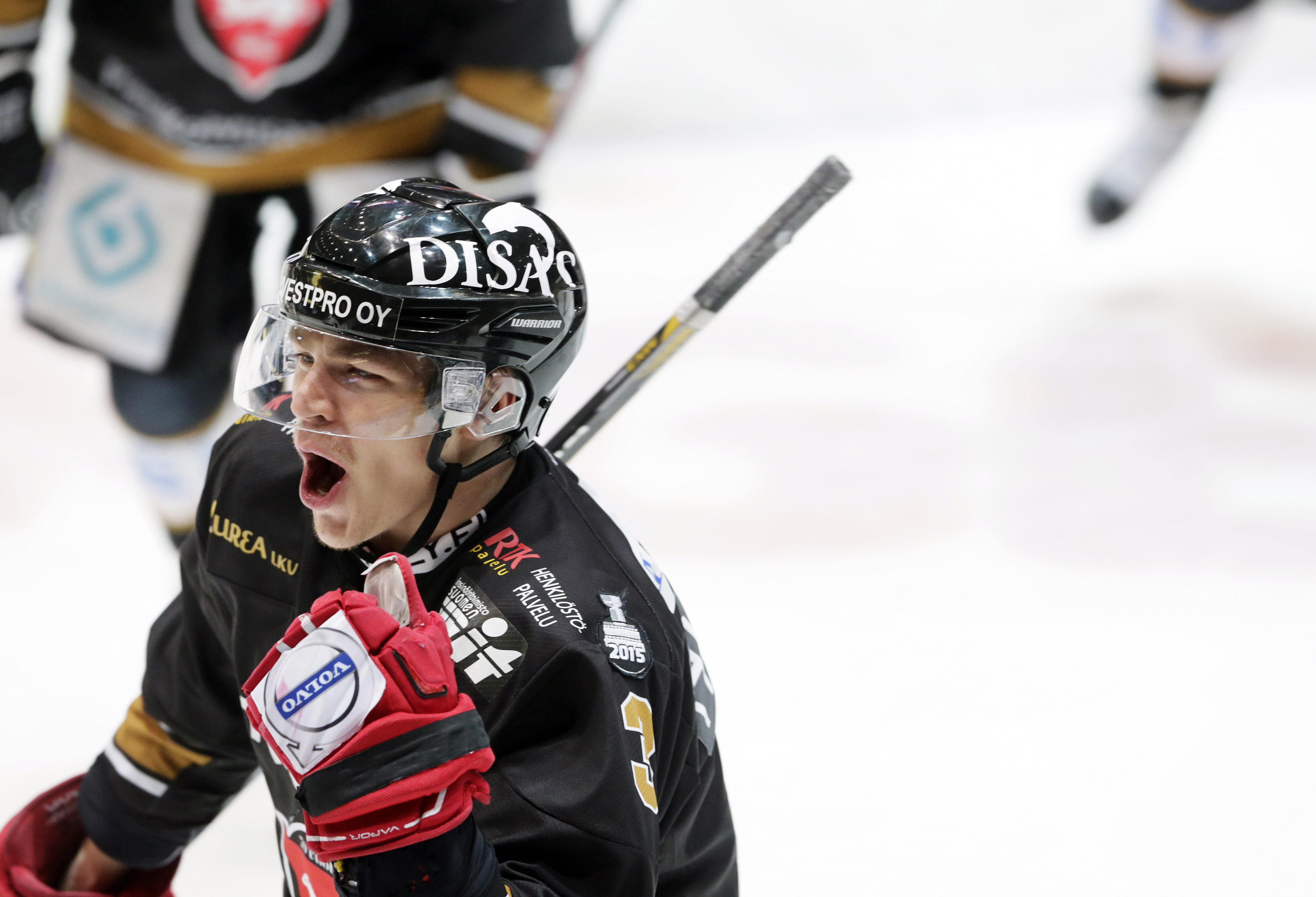 Miska Humaloja aloitti kärppäuransa syksyllä 2015. Pelinumero oli tuolloin 3 – ja pelihanskat muistuttivat vielä vanhan seuran Hokin väristä.