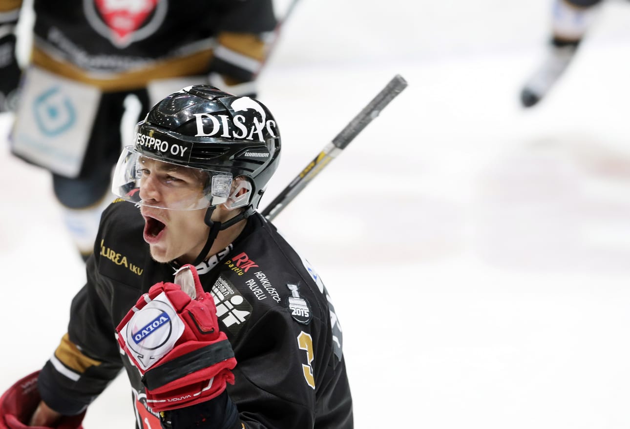 Miska Humaloja aloitti kärppäuransa syksyllä 2015. Pelinumero oli tuolloin 3 – ja pelihanskat muistuttivat vielä vanhan seuran Hokin väristä.