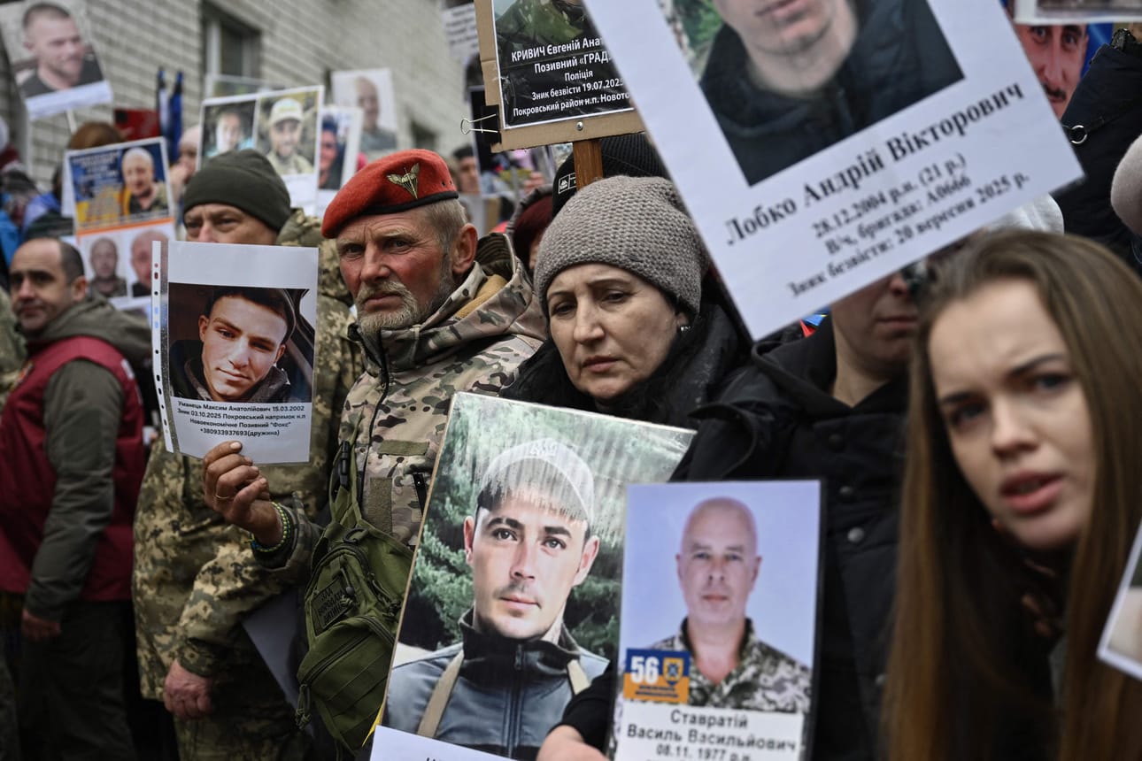 Ukrainalaisia kadonneitten läheistensä kuvien kanssa odottamassa lauanaina alkaneen tulitauon alkaessa vapautettuja vankeja.