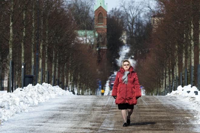 Oikeushammaslääkäri Helena Ranta kertoo selviytymisstrategiakseen runouden, musiikin ja itkemisen. KUVA: Kimmo Penttinen