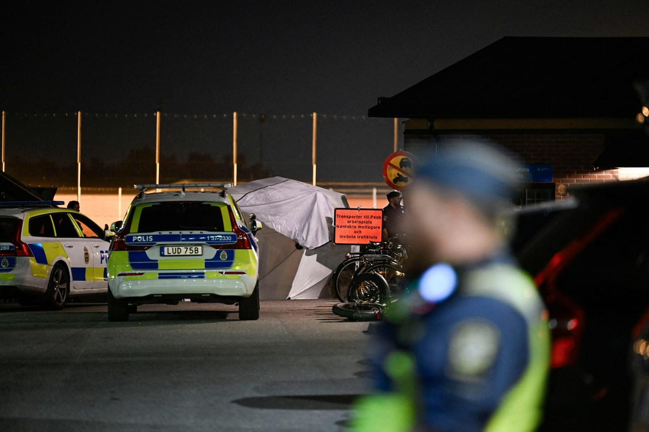 Poliisi tutki ampumispaikkaa Etelä-Tukholmassa. missä yksi ihminen sai keskiviikkoiltana surmansa. LEHTIKUVA/AFP