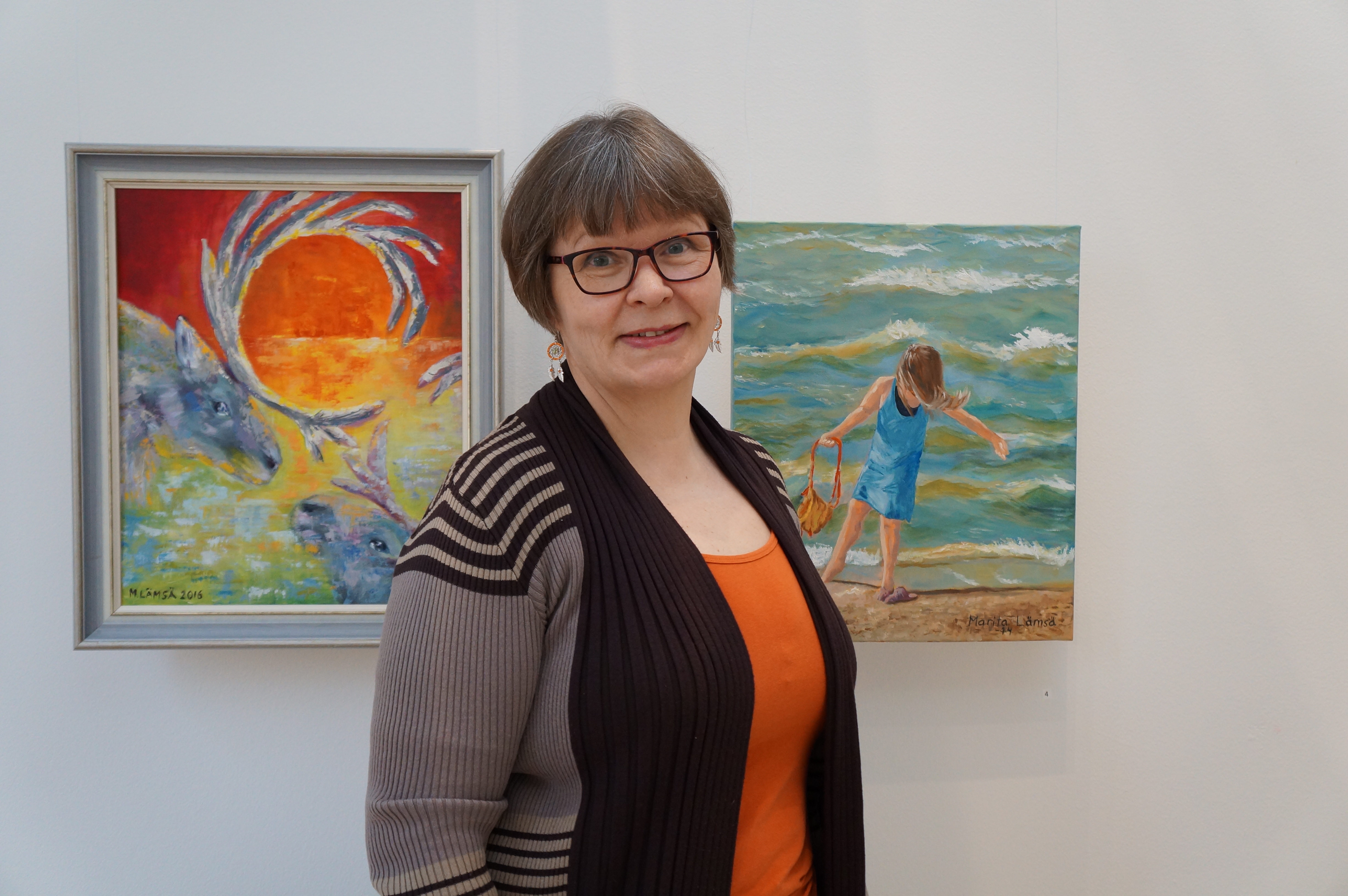 Marita Lämsä aloitti maalaamisen vasta aikuisiällä. Kuvassa vasemmalla Kuvajainen-taulu ja oikealla Rannalla-taulu.