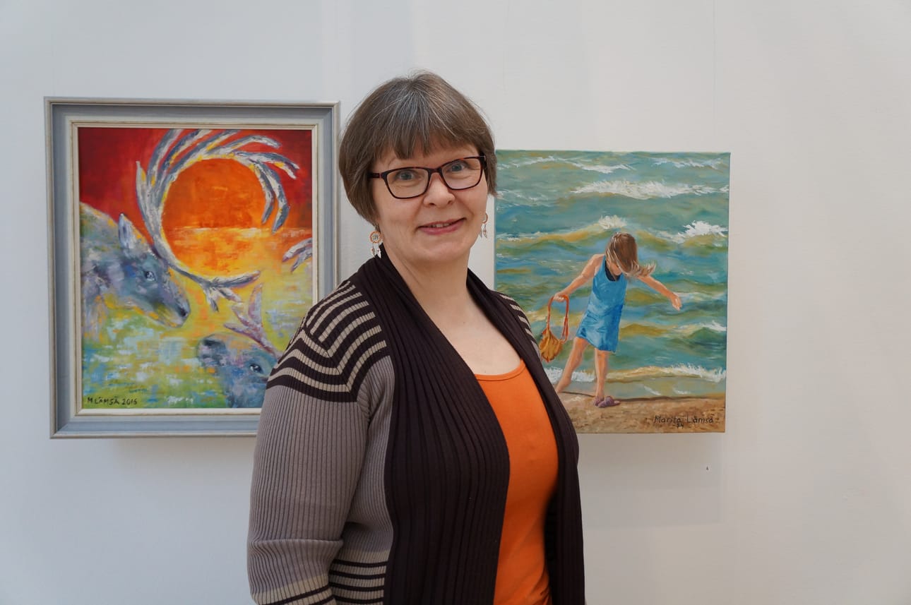 Marita Lämsä aloitti maalaamisen vasta aikuisiällä. Kuvassa vasemmalla Kuvajainen-taulu ja oikealla Rannalla-taulu.