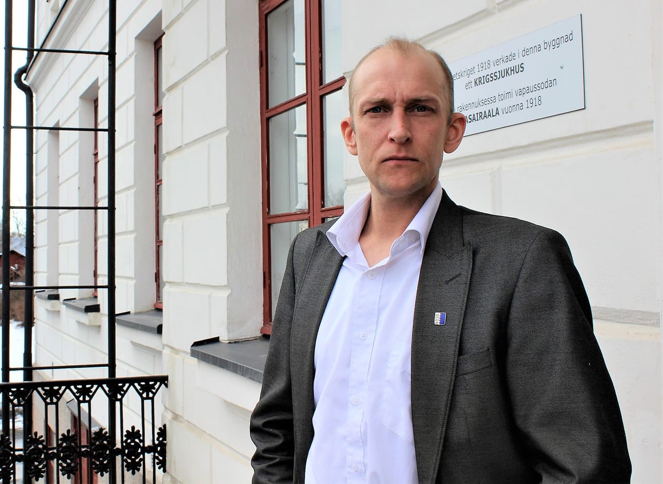 Kristiinan kaupunginvaltuuston puheenjohtaja Henrik Antfolk (r.) Raatihuoneen pääoven edessä. Arkistokuva. Lotta Kallio
