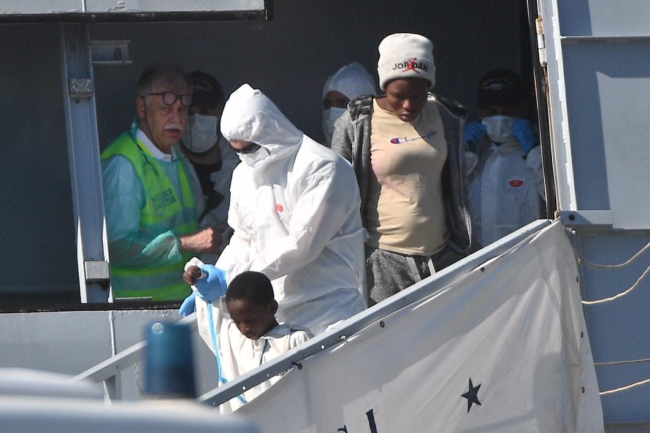 Libya on ollut viime vuosina yksi pääasiallisista reiteistä Italiaan pyrkivien Afrikan maiden siirtolaisille. Kuvassa lääkäri auttaa siirtolaisia italialaisaluksessa kesäkuussa.