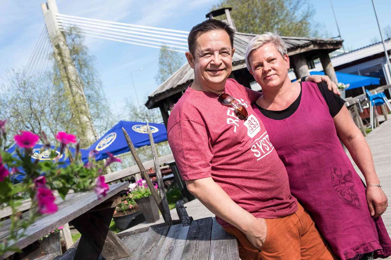 Oheisohjelma. Tuula Alapirtin mukaan ravintola-alan murroksessa on pakko miettiä uusia tapoja toimia. Nyt ohjelmaan on vakiintunut kesäteatteriesitykset, joista vastaa Hannu Friman. Tänä kesänä ohjelmistossa on Juice-musikaali Kaksoiselämää.
