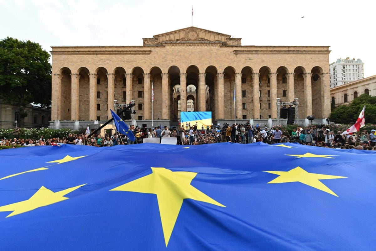 Georgiassa osoitettiin jo maanantaina mieltä EU-jäsenyyden puolesta. Lehtikuva/AFP
