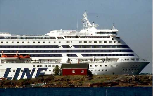 Muun muassa Silja Symphony on joutumassa lakonuhan alle.