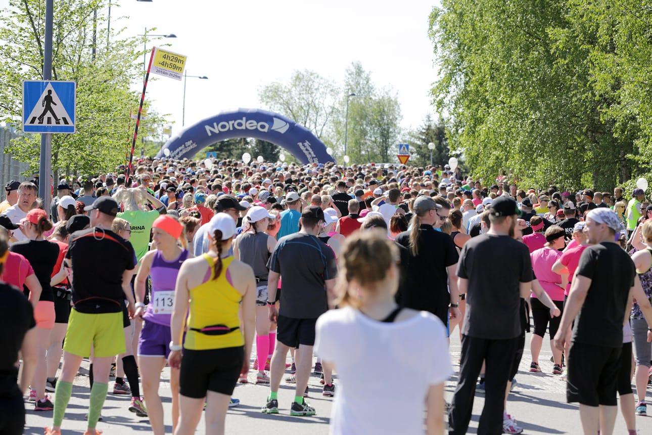 Tervamaratonin lähtijät odottelevat lähtökäskyä.