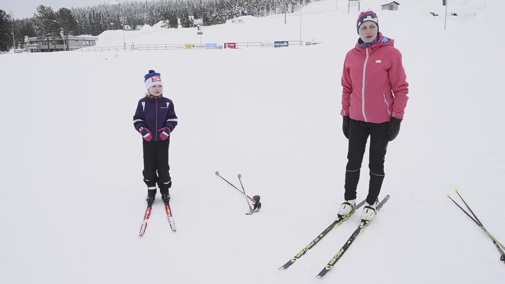 Pirjo Muranen opastaa luisteluhiihtoon