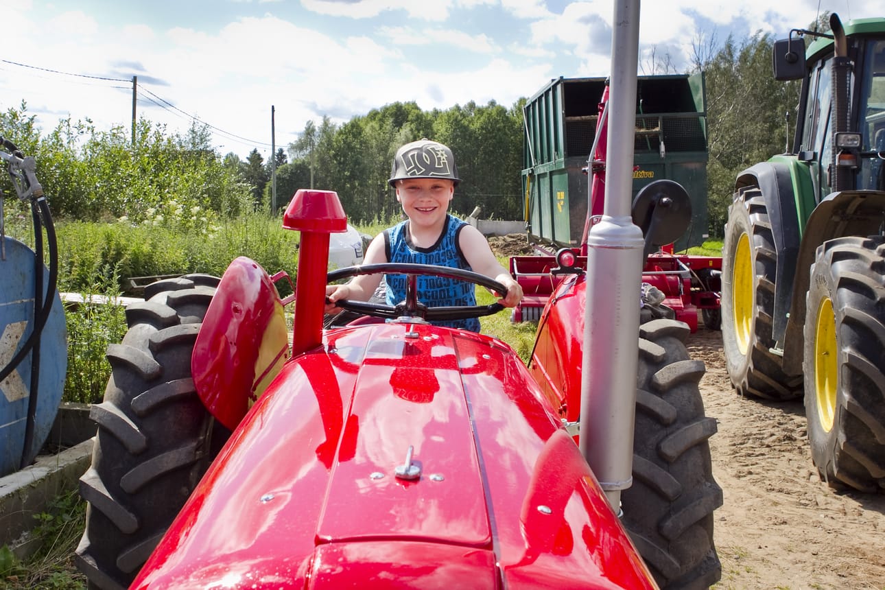 Jonne Mikkola tahtoo isona palomieheksi, koska palomiehillä on hienoja autoja. Päivä maalla -tapahtumaan osallistunut syksyn ekaluokkalainen tykkää enemmän traktoreista kuin eläimistä.