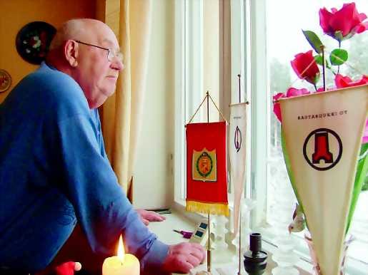 Tutulla raitilla. Olavi Tolonen on nähnyt Otanmäen muuttumisen. Kaivoskylän yhteishenki elää enää muistoissa.