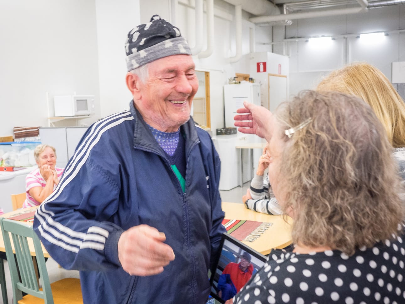 Armas Tornberg vastaanotti hänelle annetun kehystetyn tapahtumavalokuvan mitalitilaisuudessa.
