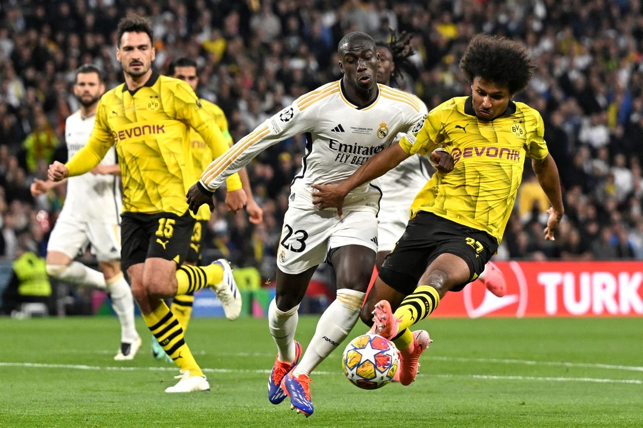 Borussia Dortmundin Karim Adeyemi ja Mats Hummels taistelivat pallosta Real Madridin puolustajan Ferland Mendyn kanssa. Ensimmäisellä puoliajalla maaleja ei syntynyt. LEHTIKUVA/AFP