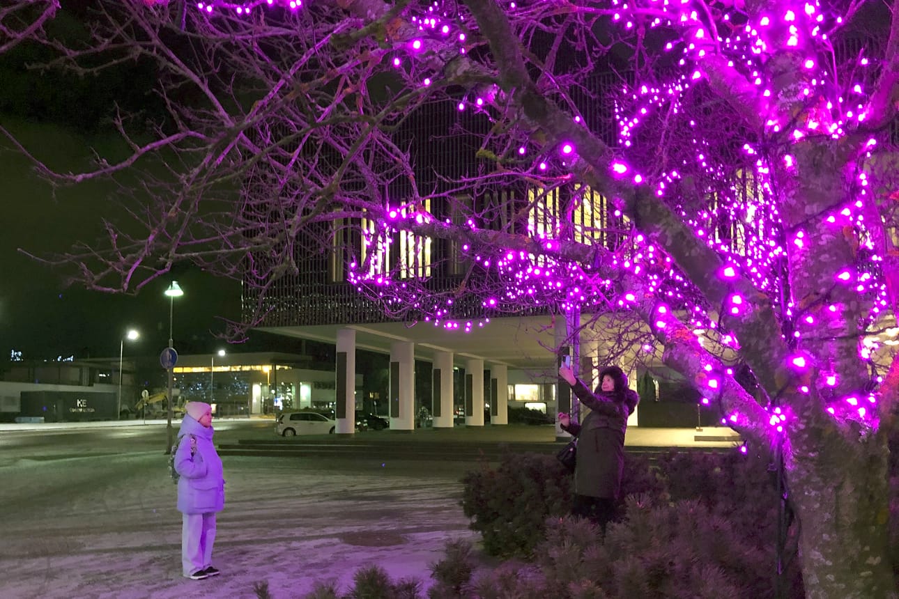 Kaupungintalon jouluvalot ovat vuodesta toiseen suosittu valokuvauskohde.