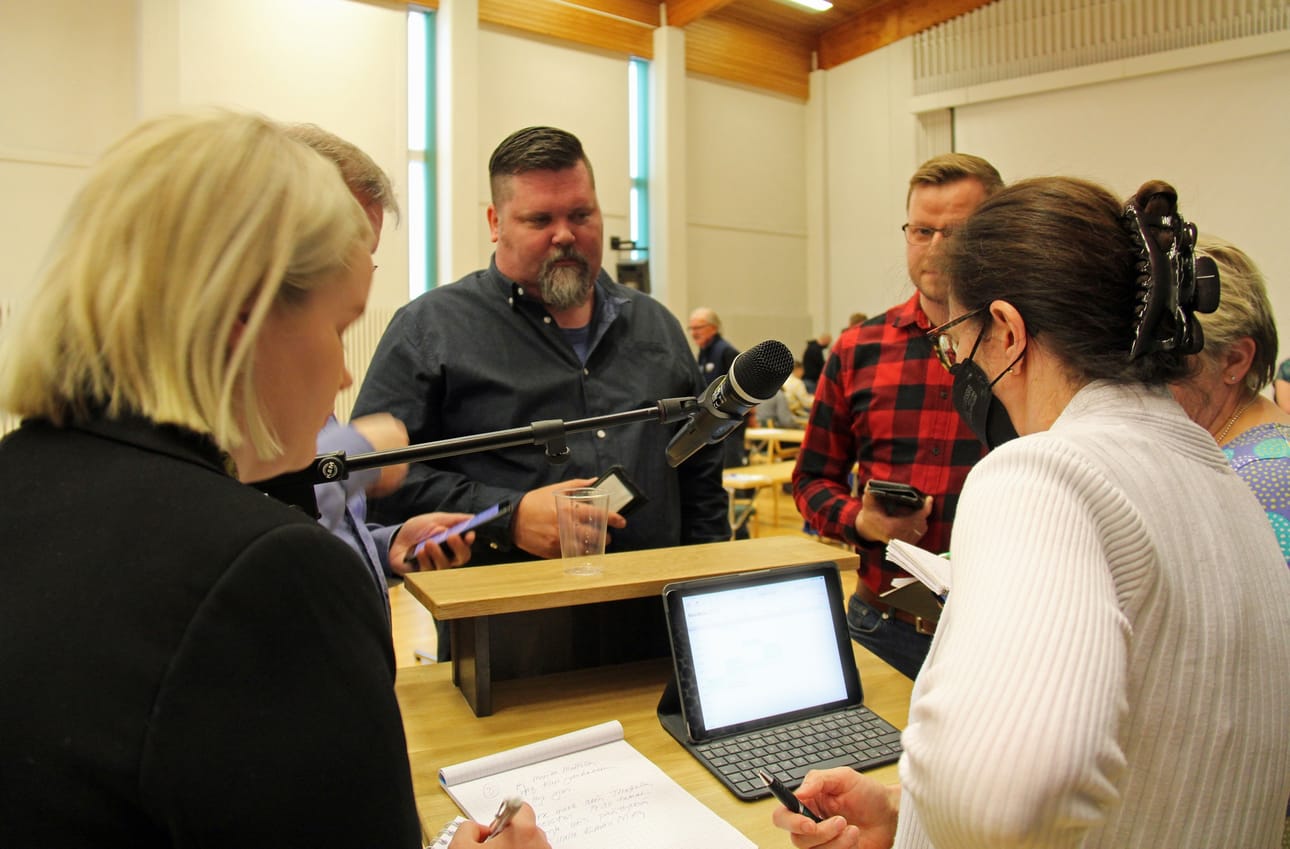 Tuore valiokunta, johon kuuluvat Emma Kivikangas, Kari Janhunen, Ilkka Haanpaa, Lasse Ruotsala ja Marita Mattila selvittivät aikatauluja sihteeri Liisa Salon kanssa kaupunginvaltuuston maanantain kokouksen jälkeen.