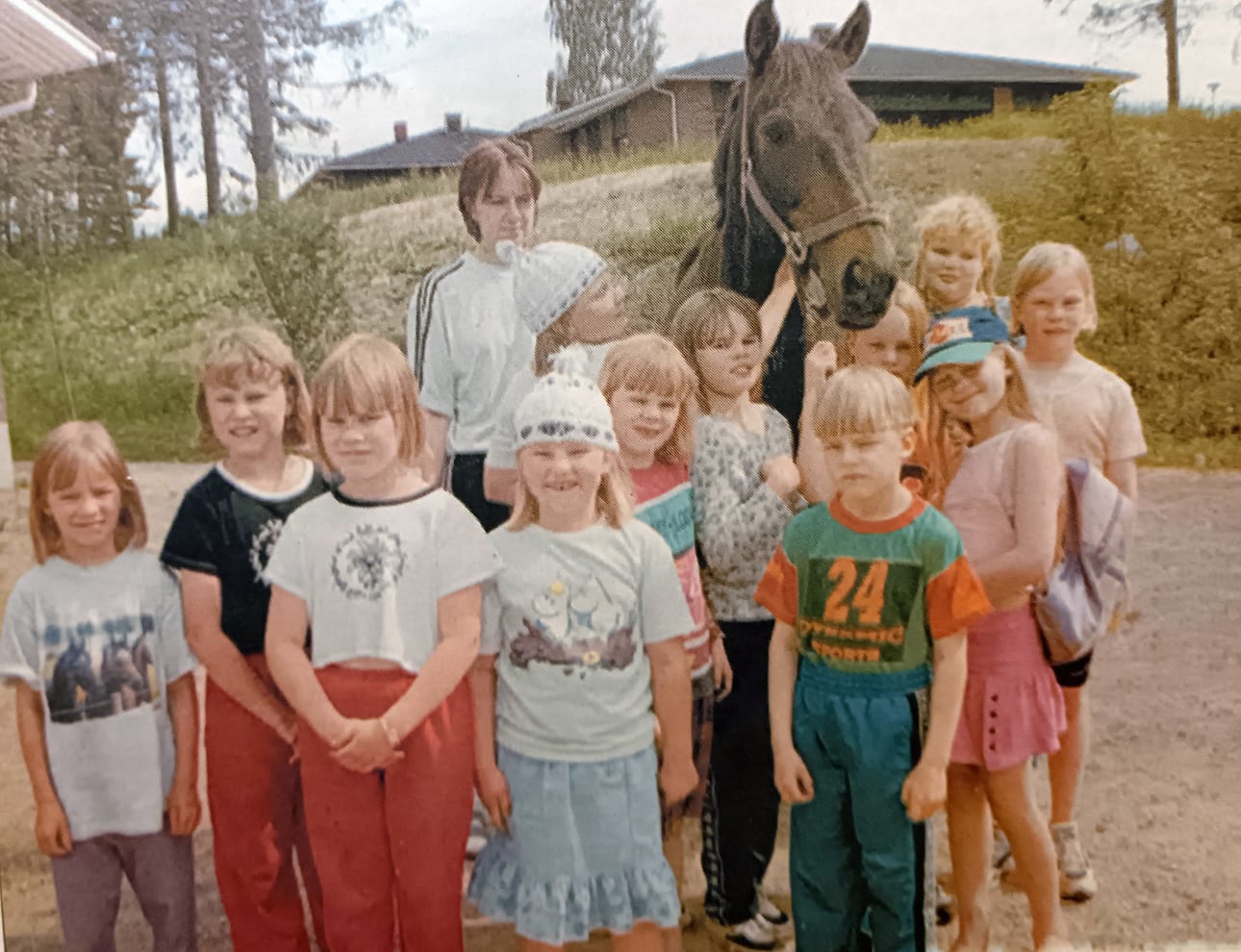 Lehtimäen 4H-kerholaisia kilpaili koti- ja lemmikkieläinkisassa Suomenselän paremmuudesta. Ed. Ari Murtosaari, 7–9-v. sarjan voittaja. Kuv. innokkaita kerholaisia neuvoja Kristiina Kujalan kanssa: Avtor-ruunan ympärillä Meeri, Hilla, Susa, Sirma, Pia-Riikka, Eveliina, Anni, Annika, Karoliina, Marika, Marja-Liisa, Matti ja Henna-Mari.