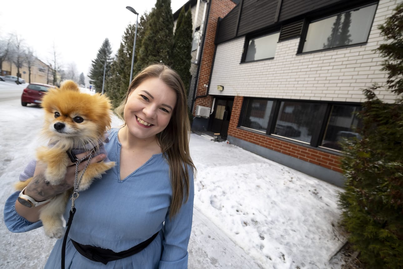 Seinäjoen Kalevankadulla Matkustajakoti Evakkoa pyörittänyt yrittäjä Anu Kuivaniemi pakkaa seuraavaksi laukut ja suuntaa koiransa Nalan kanssa Lappiin.