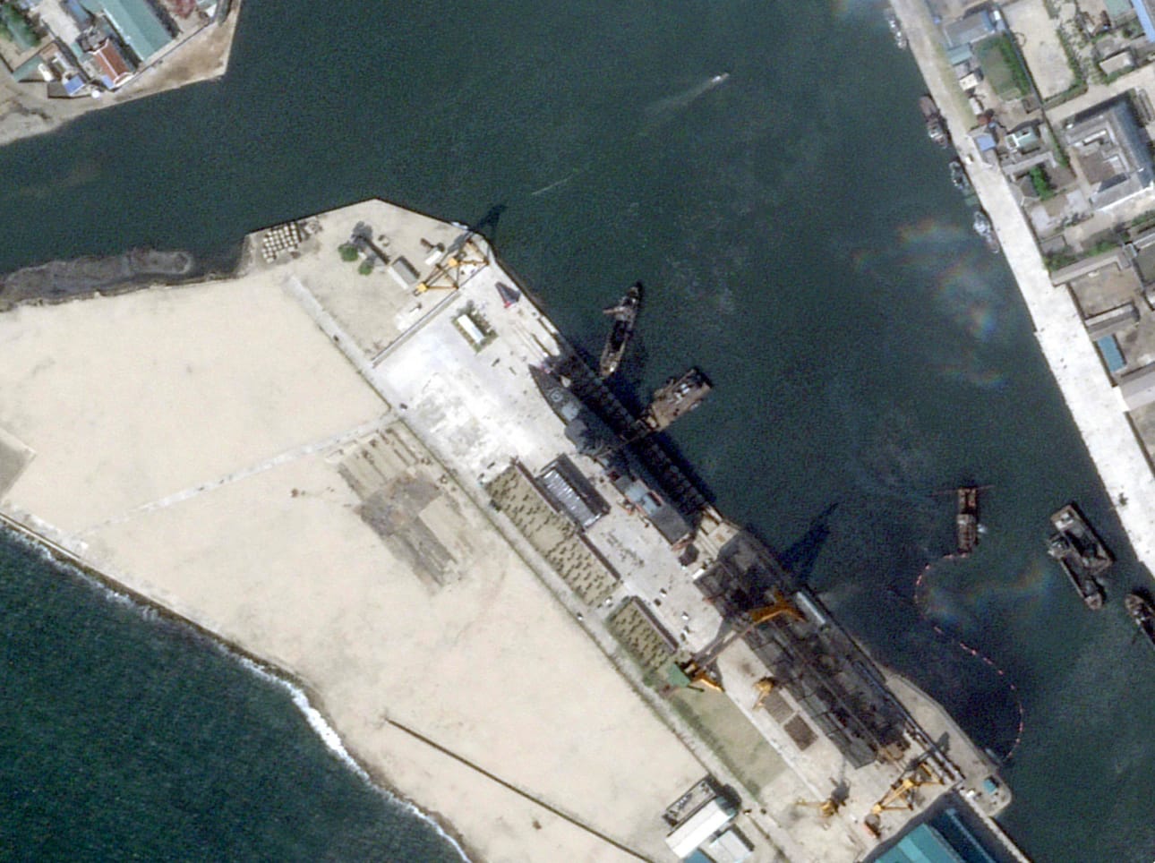 Pohjois-Korea on pidättänyt kolme ihmistä uuden sotalaivan vaurioitumisen takia. Kuva Chongjinin satamasta. LEHTIKUVA/AFP/PLANET LABS PBC