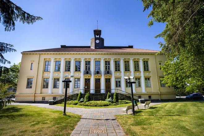 Lapuan kaupunginlakimiehenäkin toimivia hallintojohtajia on käynyt Lapuan kaupungintalon ovista viime vuosina lähes kuin saluunassa. Viimeisin johtaja ehti työskennellä Lapualla vain vuoden. Arkistokuva: Tanja Korpela